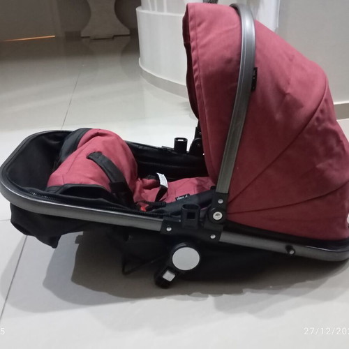 3 in 1 Baby Stroller like new with car seat and accessories