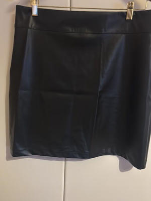 Mini black leather skirt like new