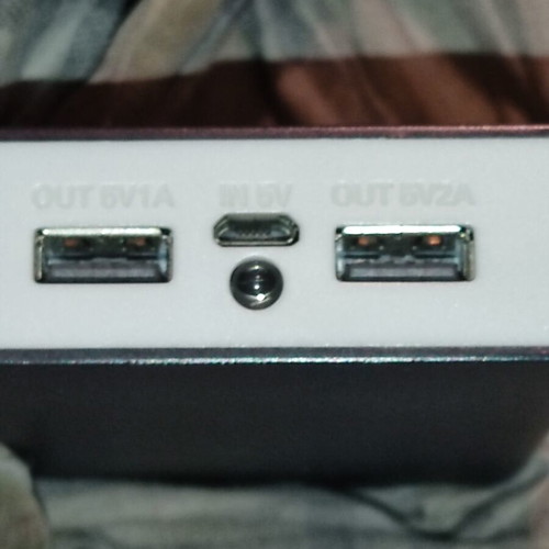 Powerbank 8800mAh used with two USB-A outputs and cables