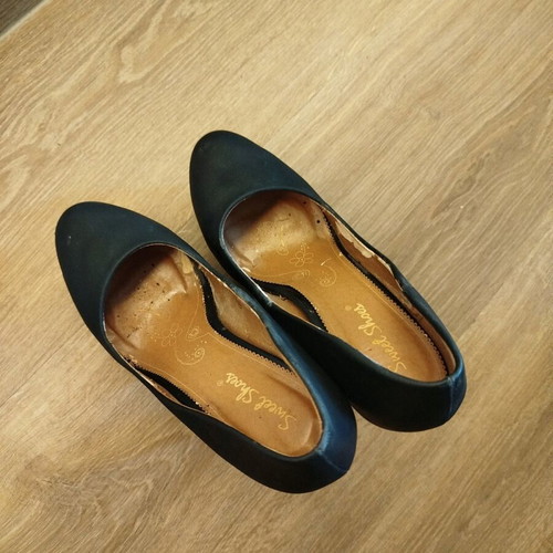 Black pumps used with double platform size 39