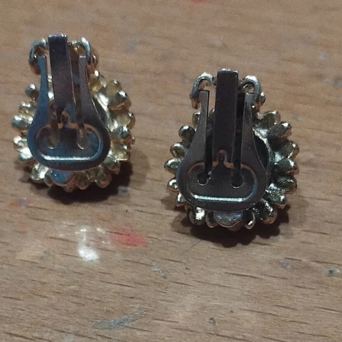 Gold earrings with clip and white rhinestones flower design new