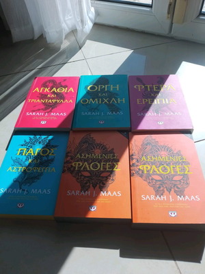 A Court of Thorns and Roses серия от 6 книги като нови