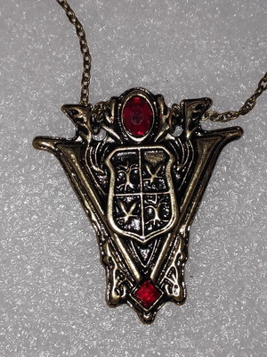 Twilight Volturi Crest Pendant like new, gothic design with red stones