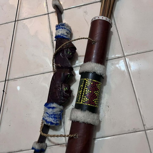 Wooden bow with arrows like new