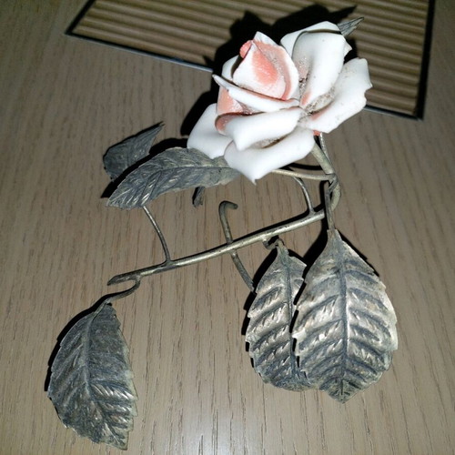 Decorative flower used with metal leaves