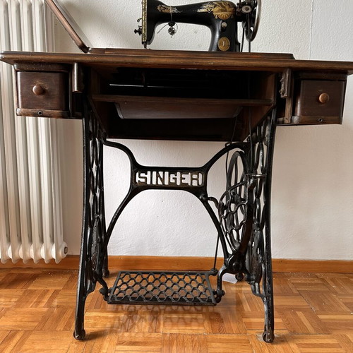Singer sewing machine used, collectible antique with original cast iron base