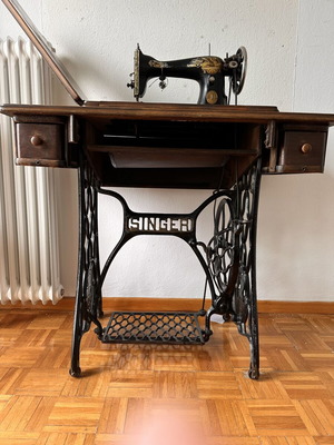 Singer sewing machine used, collectible antique with original cast iron base