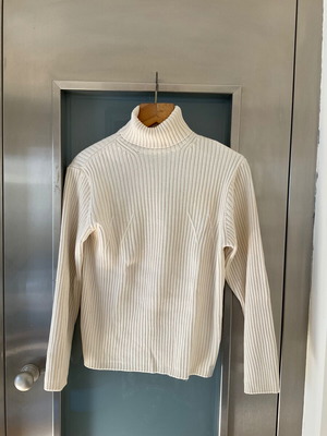 Guess turtleneck sweater in off-white, like new, size XL