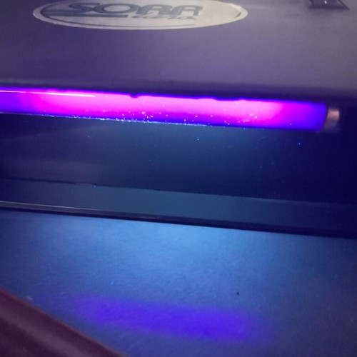 UV light device for counterfeit banknotes detection