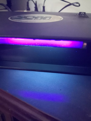 UV light device for counterfeit banknotes detection