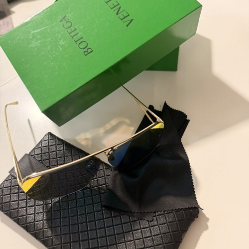 Bottega Veneta BV1065S sunglasses like new, multicolor lenses