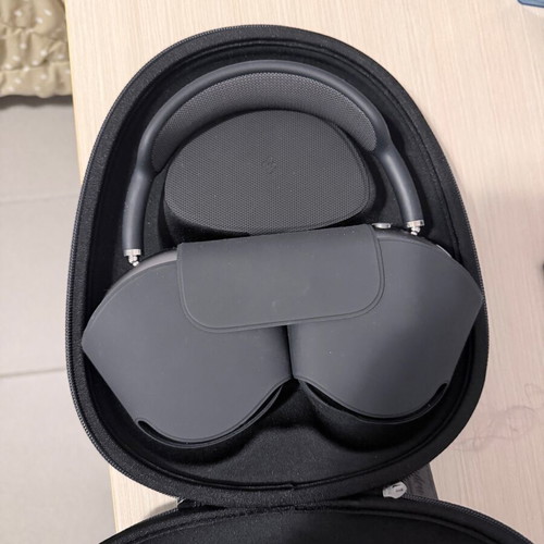Apple AirPods Max like new with Spigen hard case and USB cable