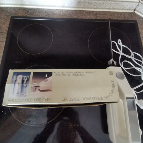 Electric Knife used with two blades and wall mount