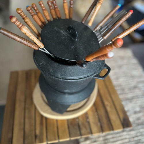 Vintage cast iron fondue for 8 people with 18 wooden sticks like new