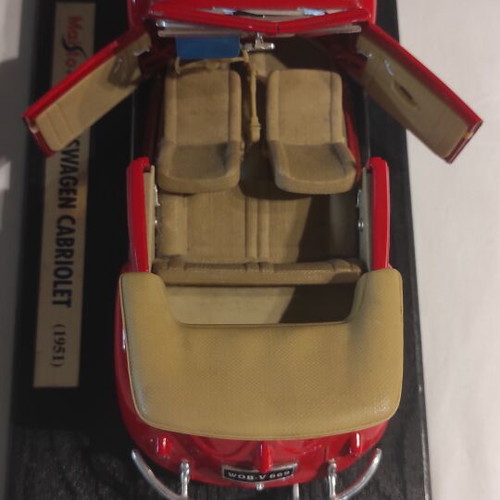 Volkswagen Cabriolet Maisto 1:18 collectible model like new, red
