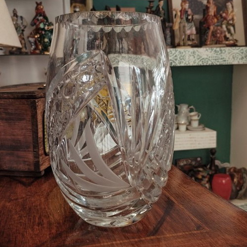Vintage crystal vase in "Millennium" Iristh cut style like new