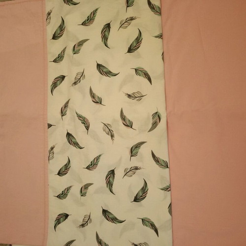 Crib sheets like new, pink and white with feathers