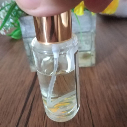Powder type perfume