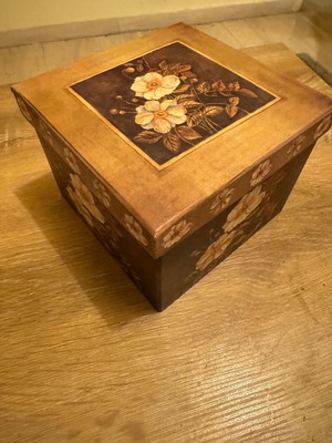 Storage box like new made of hard cardboard 17x17x14 cm