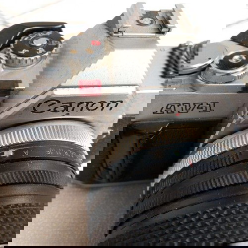 Αναλογική φωτογραφική μηχανή Canon AV-1 μεταχειρισμένη με φακό