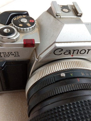 Αναλογική φωτογραφική μηχανή Canon AV-1 μεταχειρισμένη με φακό
