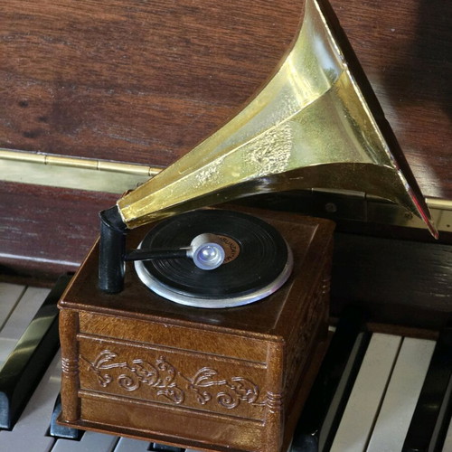 Decorative wind-up gramophone model like new, plastic