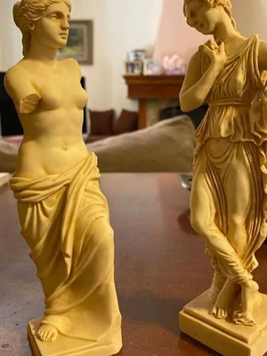 Statues set of 2 like new