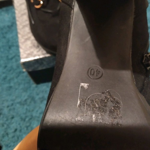 Ankle boots with heel and laces like new, black suede