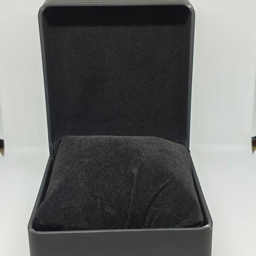 Watch case made of leatherette with protective cushion new