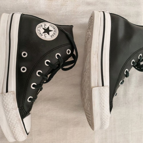 Converse All Star Chuck Taylor kids leather ankle boots as new, size 32