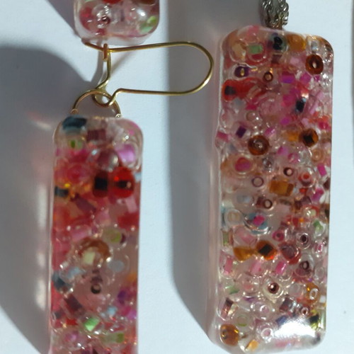 Set of two handmade parallelogram-shaped pendants and earrings with resin and glass beads