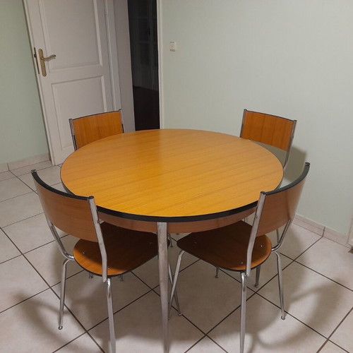 Vintage round table with 4 formica chairs like new