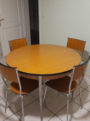 Vintage round table with 4 formica chairs like new