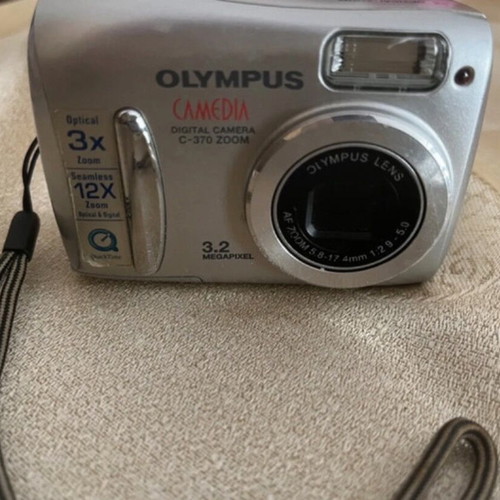 Olympus Camedia C-370 Zoom vintage camera like new with accessories