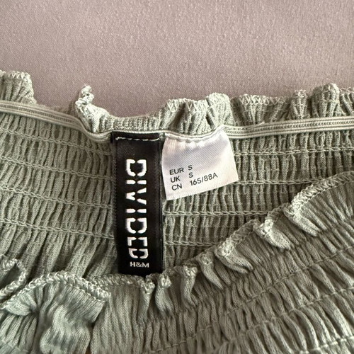 H&M crop top like new, green, off-shoulder with unique sleeves
