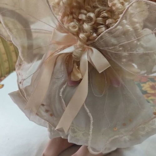 Porcelain dolls set of 3 like new, collectible