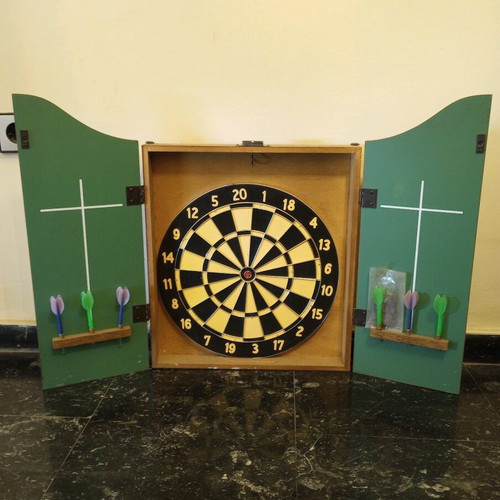 Smyth and Townley dartboard in wooden case new with six darts