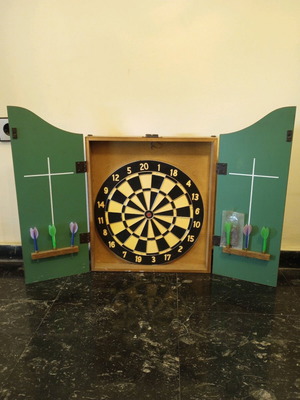 Smyth and Townley dartboard in wooden case new with six darts