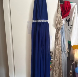 μαξι φορεμα blue royal largeμε στρας στη ζώνη χιαστή πλάτη