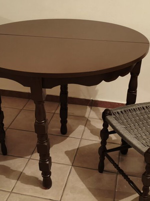 Folding wooden table with 2 chairs like new, diameter 110 cm