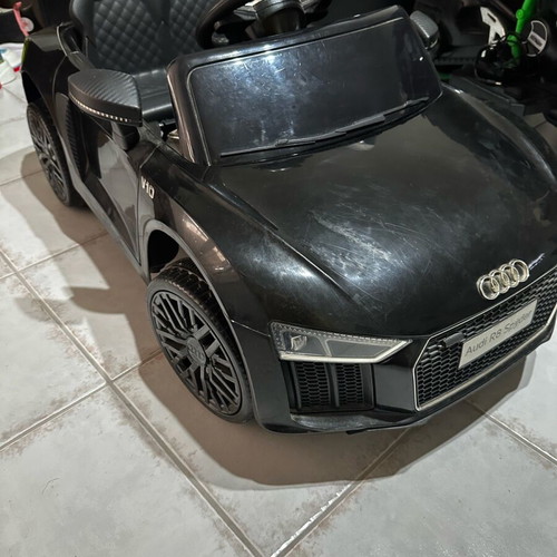 Audi R8 Licensed Children's Car like new with remote