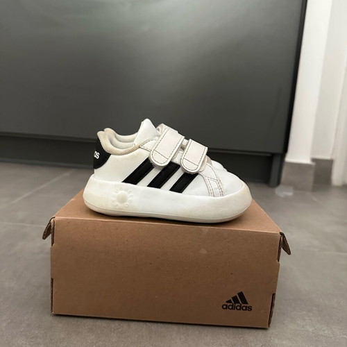 Adidas kids sneaker used in good condition