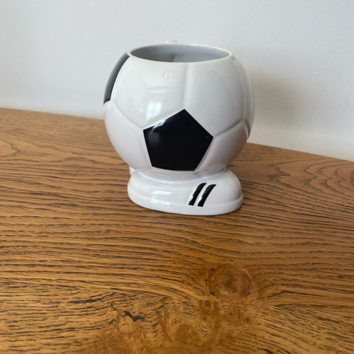 Vintage Manchester United mug shaped like a ball like new