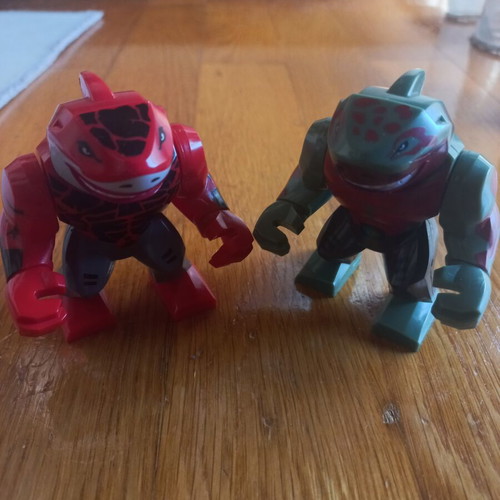 Figure set with moving hands and mouth, like new, 2 pieces