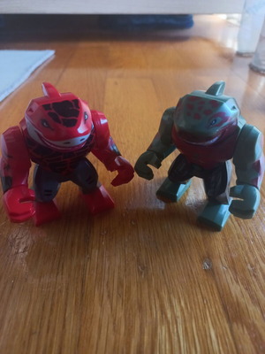 Figure set with moving hands and mouth, like new, 2 pieces
