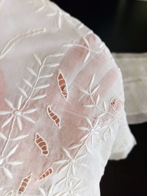 Vintage decorative pillowcases set of 2 ecru with embroidery and cutwork