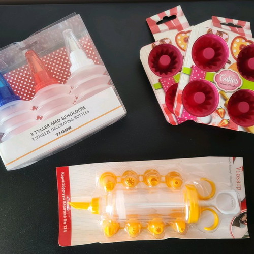 Pastry tools new with mini silicone molds and plastic piping bags