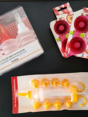 Pastry tools new with mini silicone molds and plastic piping bags