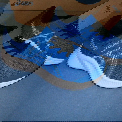 Παπούτσια Asics No 33 στο κουτί τους, καινούργια