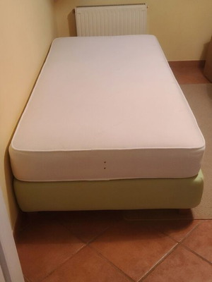 Μονό κρεβάτι 100 × 200 με κεφαλάρι και στρώμα μεταχειρισμένο, φιστικί ύφασμα